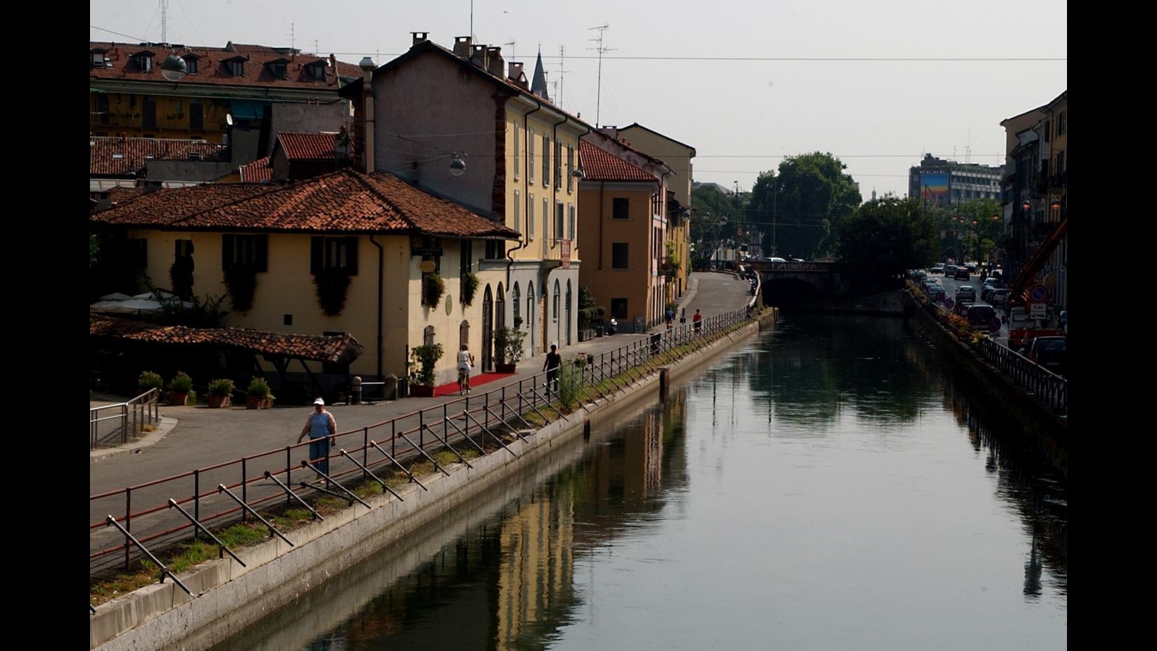 Milano, morto ciclista caduto nel naviglio a Robecco. La polizia: Aiutateci a identificarlo