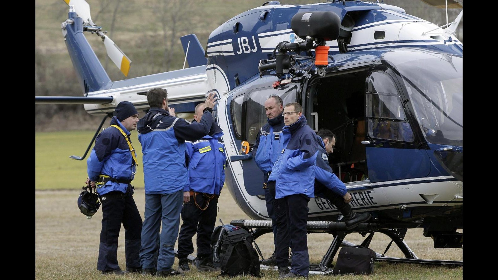 Schianto Airbus in Alpi francesi: elicotteri iniziano recupero corpi