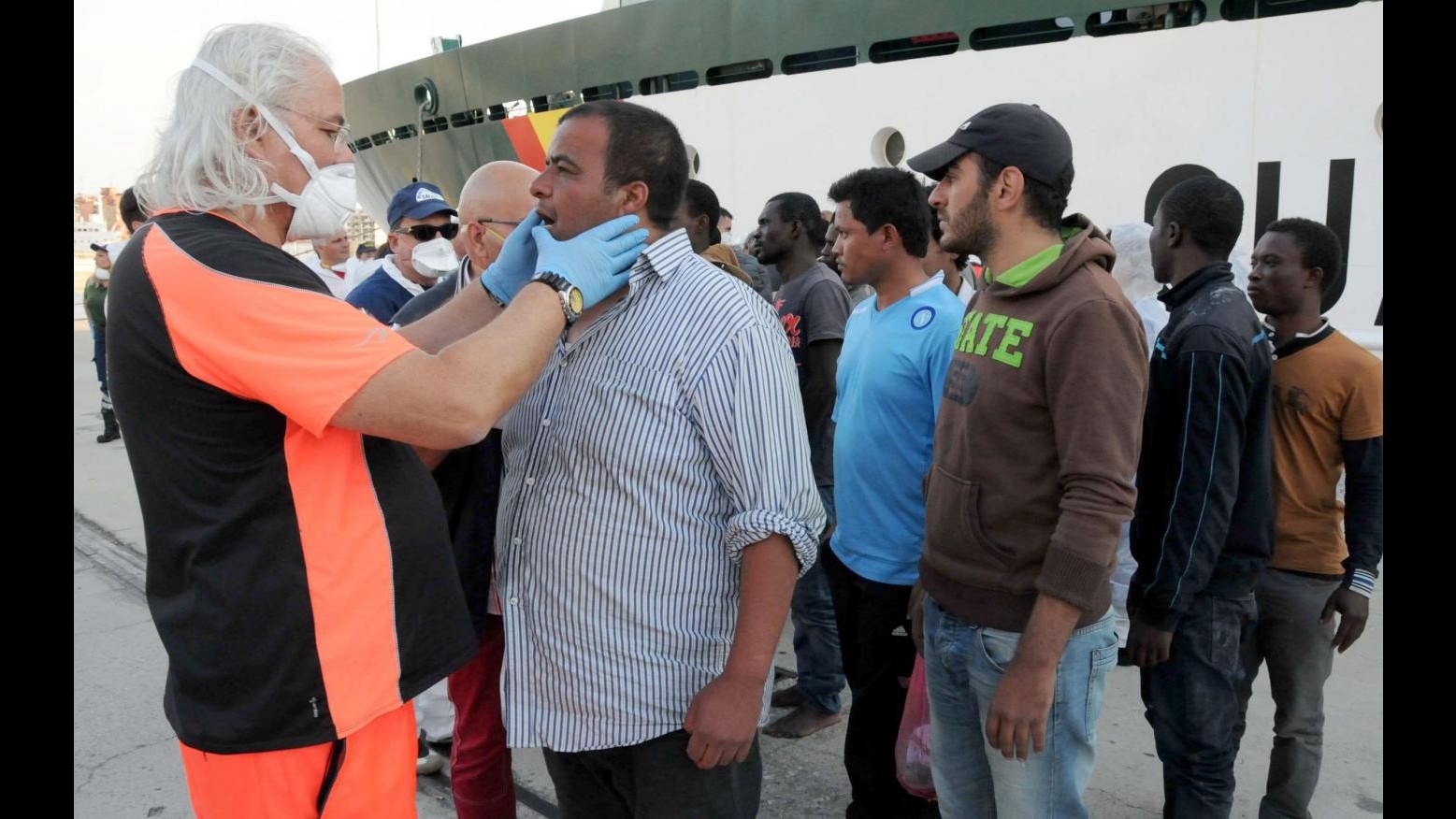 Immigrazione, Flavio Tosi contro Matteo Salvini: Attaccare il Papa è populismo