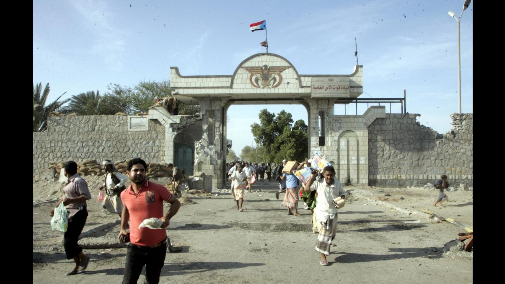 Yemen, houthi avanzano su Aden. Hadi in fuga