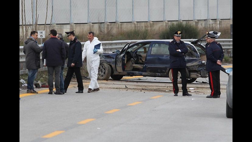Napoli, rapina a supermarket finisce nel sangue: 10 feriti