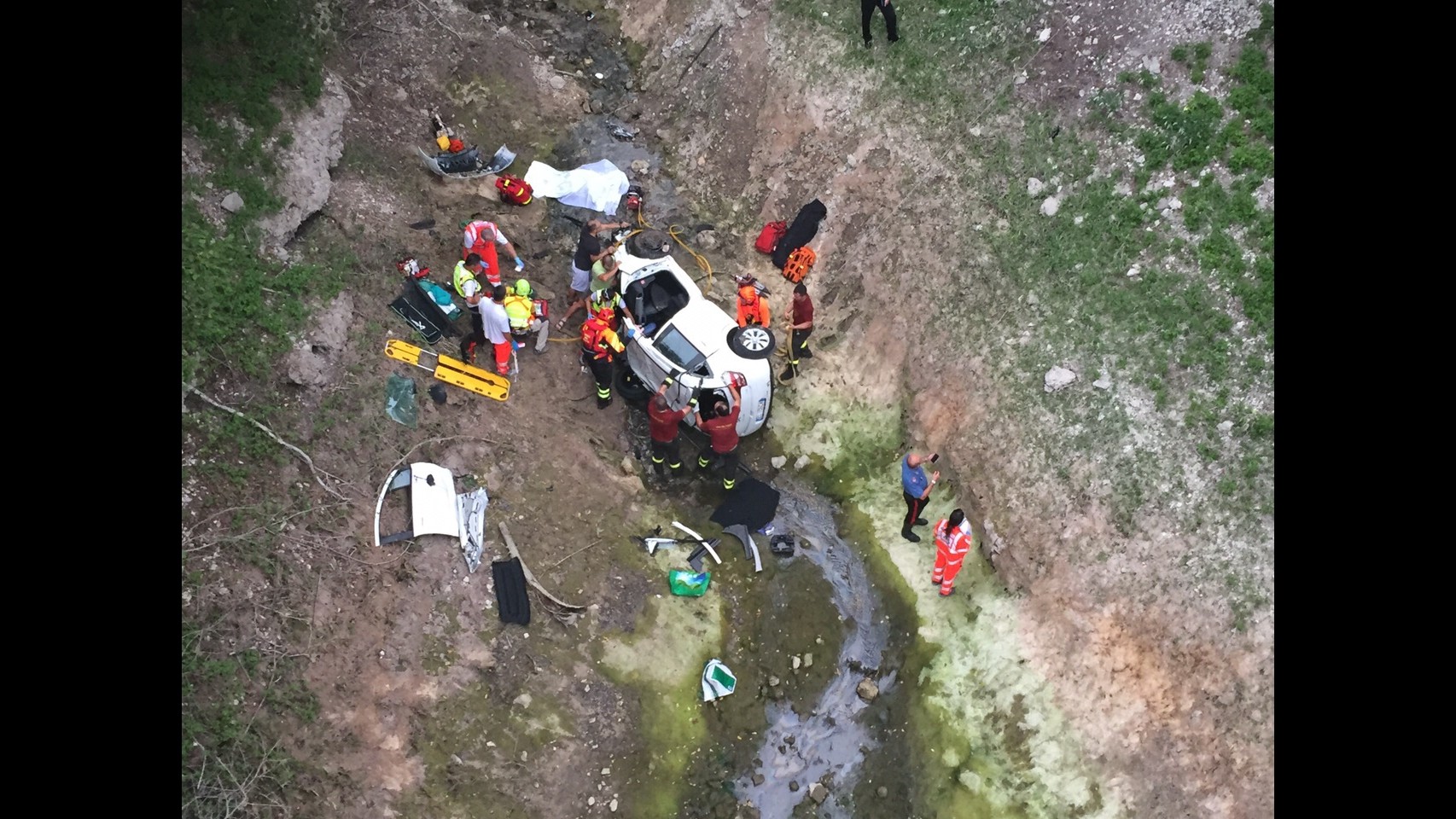 Belluno, auto precipita in lago in secca: morta una donna