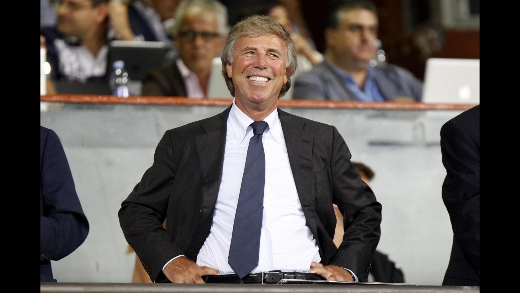 Genoa, striscione di sfottò a Samp trainato da aereo