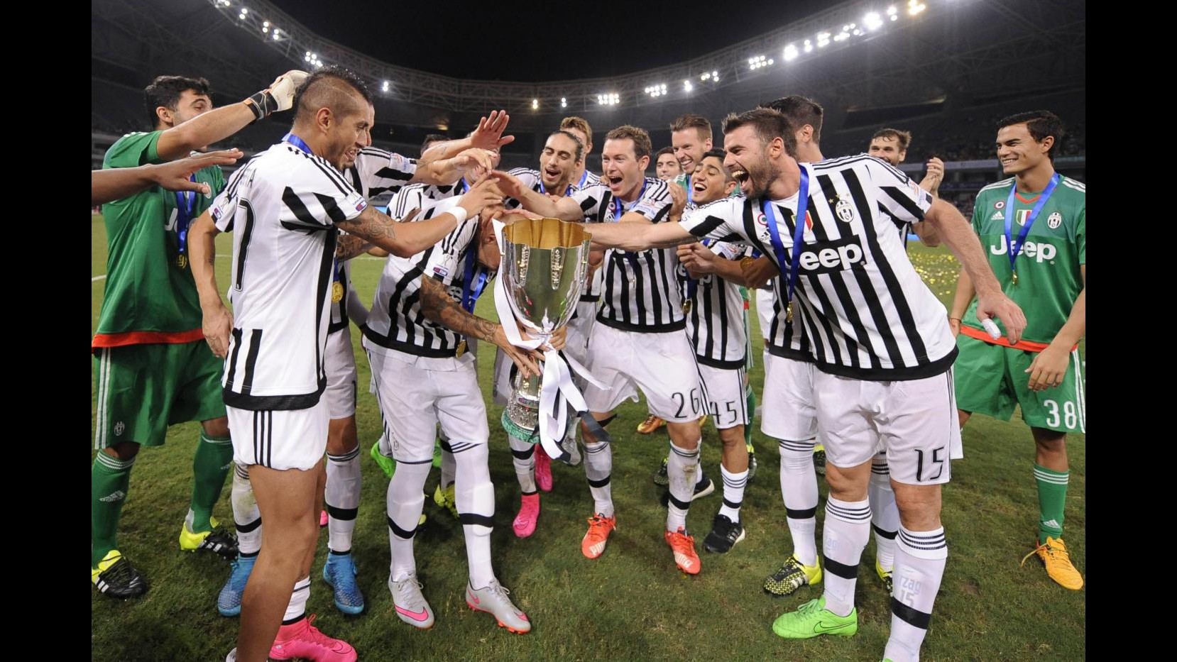 Supercoppa, Mandzukic-Dybala stendono la Lazio: è festa Juve