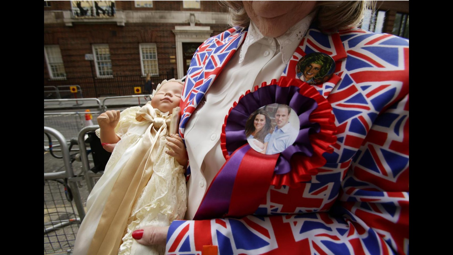 Royal baby, William e Kate inviano dolci a fan in attesa fuori da clinica