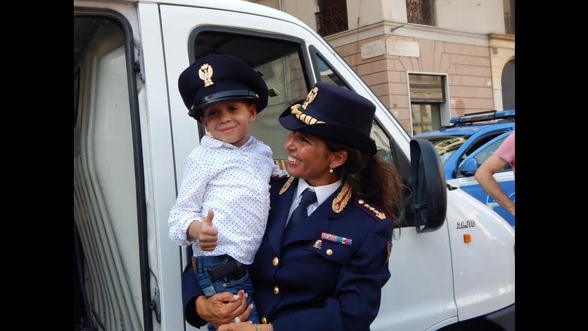Essere poliziotto per un giorno. Il sogno di Julio, malato di cancro, diventa realtà