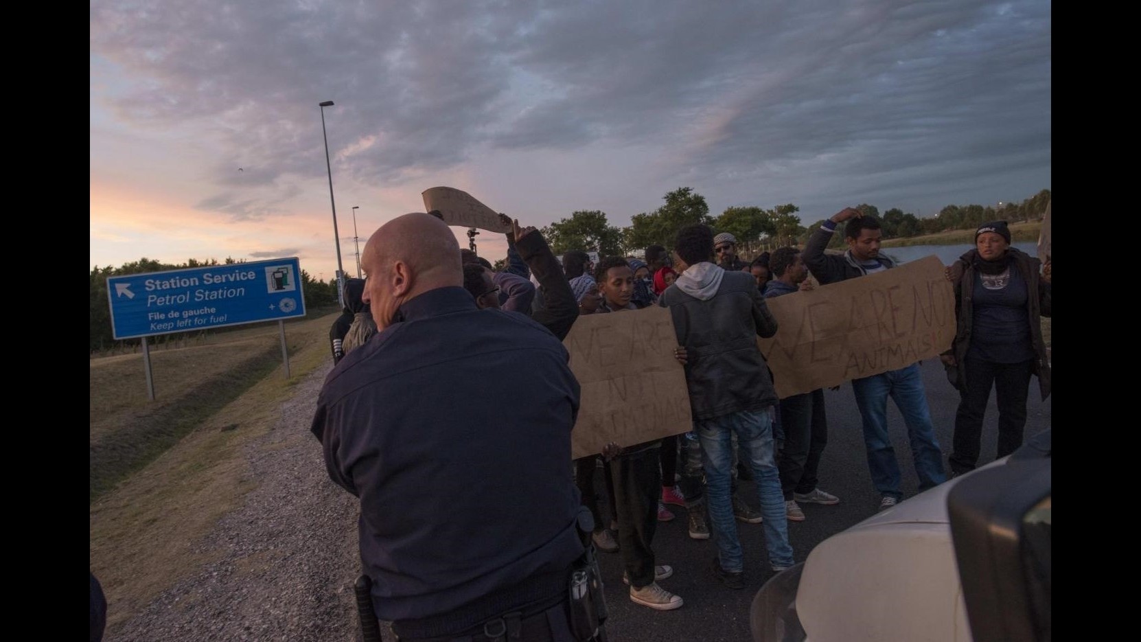 Calais, protesta migranti africani all’ingresso dell’EuroTunnel