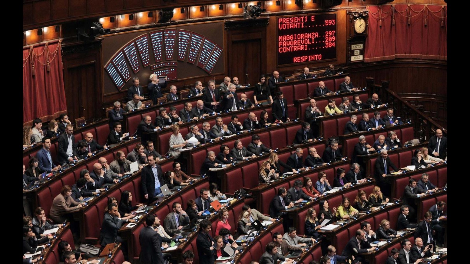 Italicum, Governo mette la fiducia. Bagarre in aula. Sel lancia crisantemi