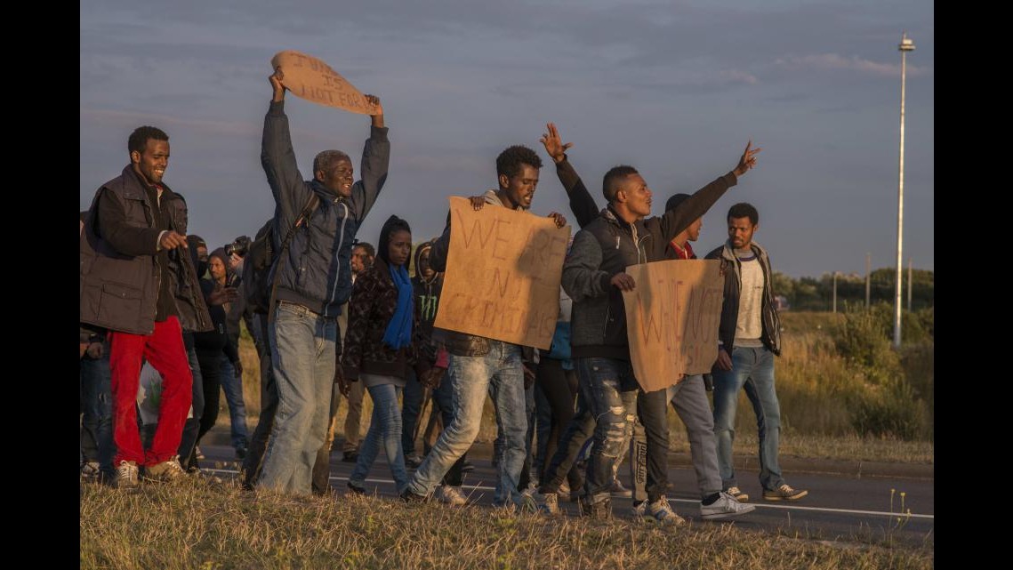 Ancora sbarchi, soccorsi 800 migranti. Il blog di Grillo: Stretta permessi e più rimpatri