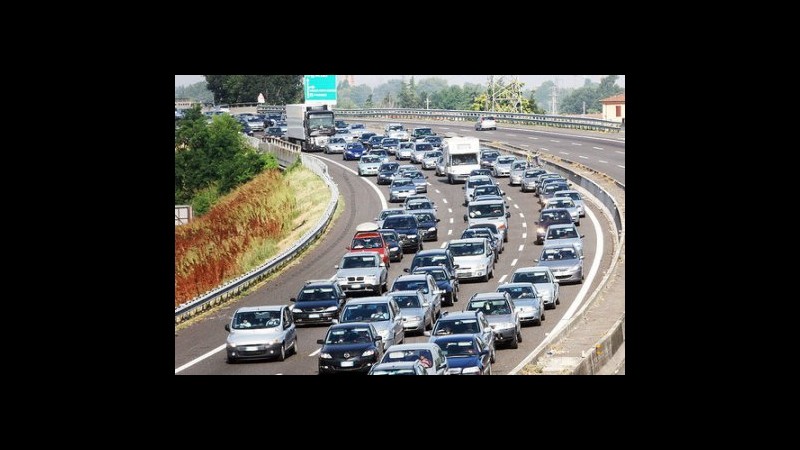 Via al maxi esodo d’estate, traffico intenso sulla A3. Al Nord maltempo e strade chiuse