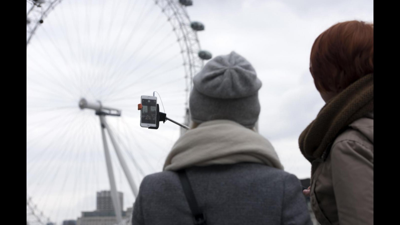 Tennis, Wimbledon mette al bando i ‘selfie stick’