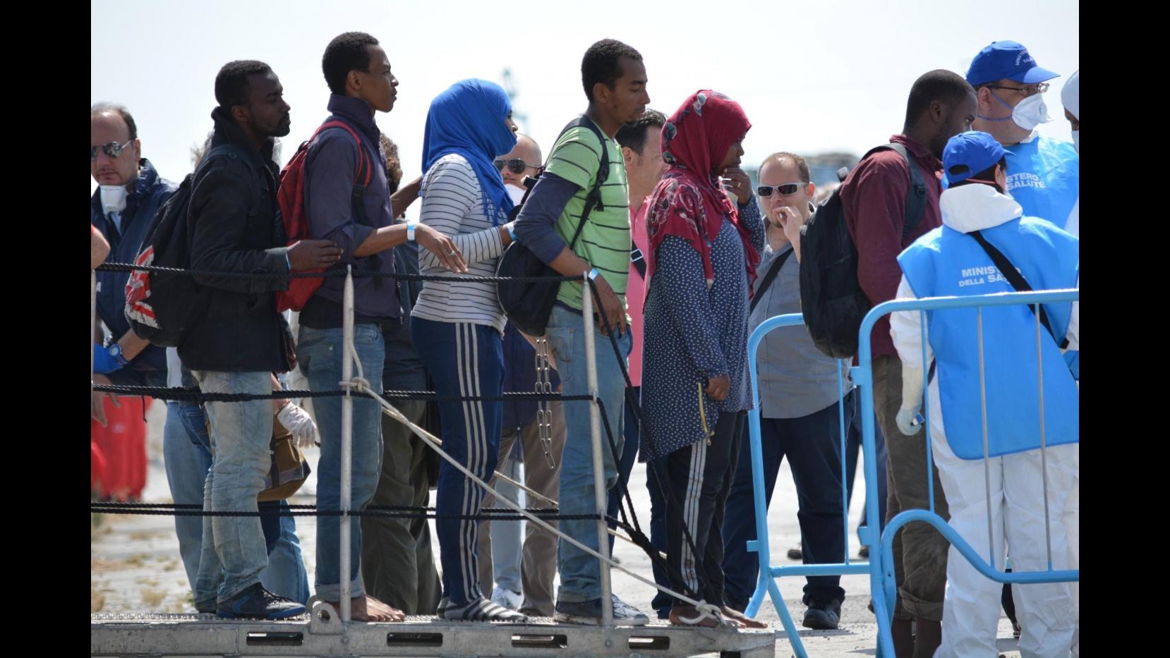 Sbarchi, soccorsi 112 migranti: tra loro una donna all’ottavo mese di gravidanza