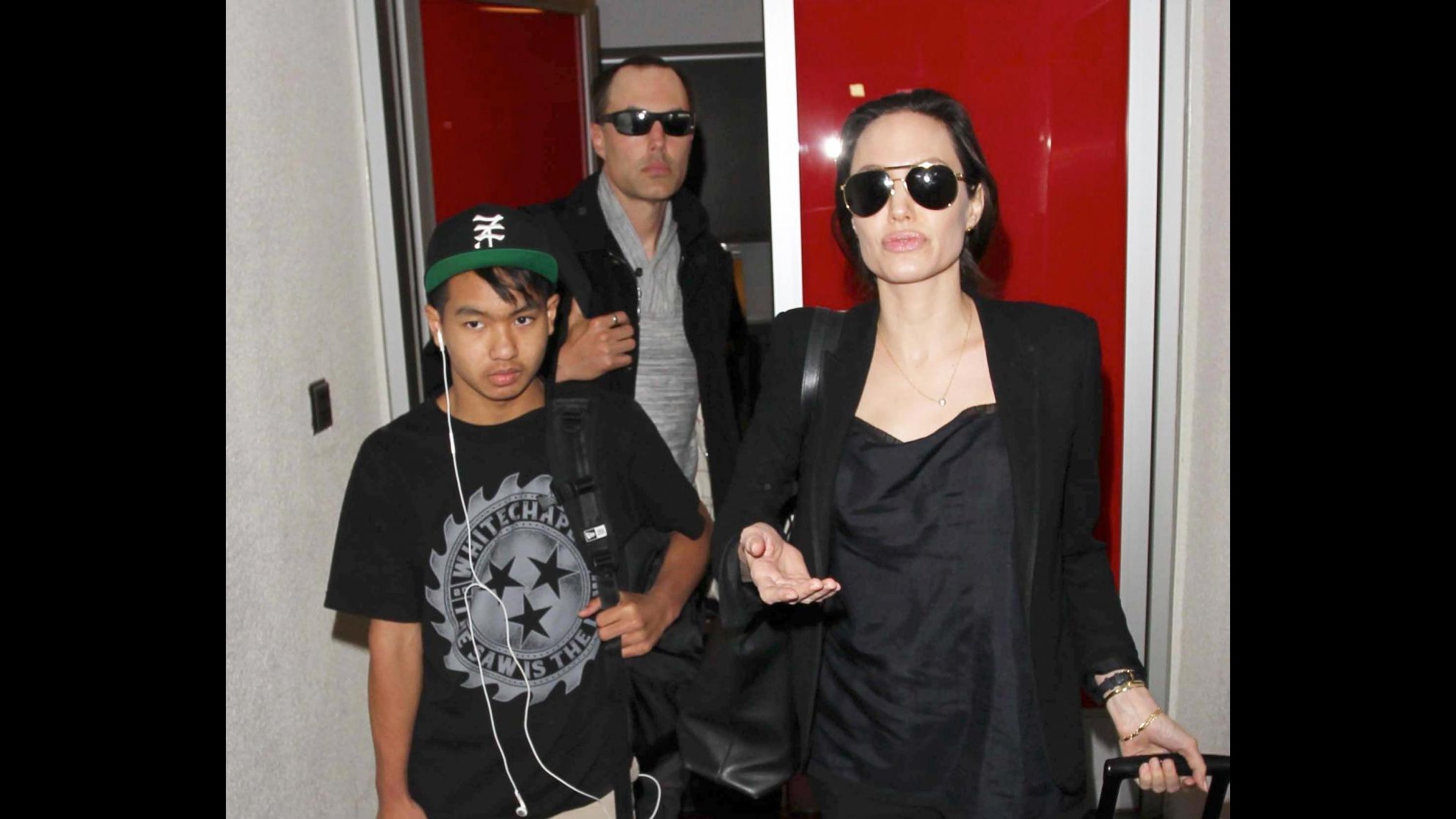 Jolie torna a Los Angeles dopo discorso a Onu,con lei il figlio Maddox