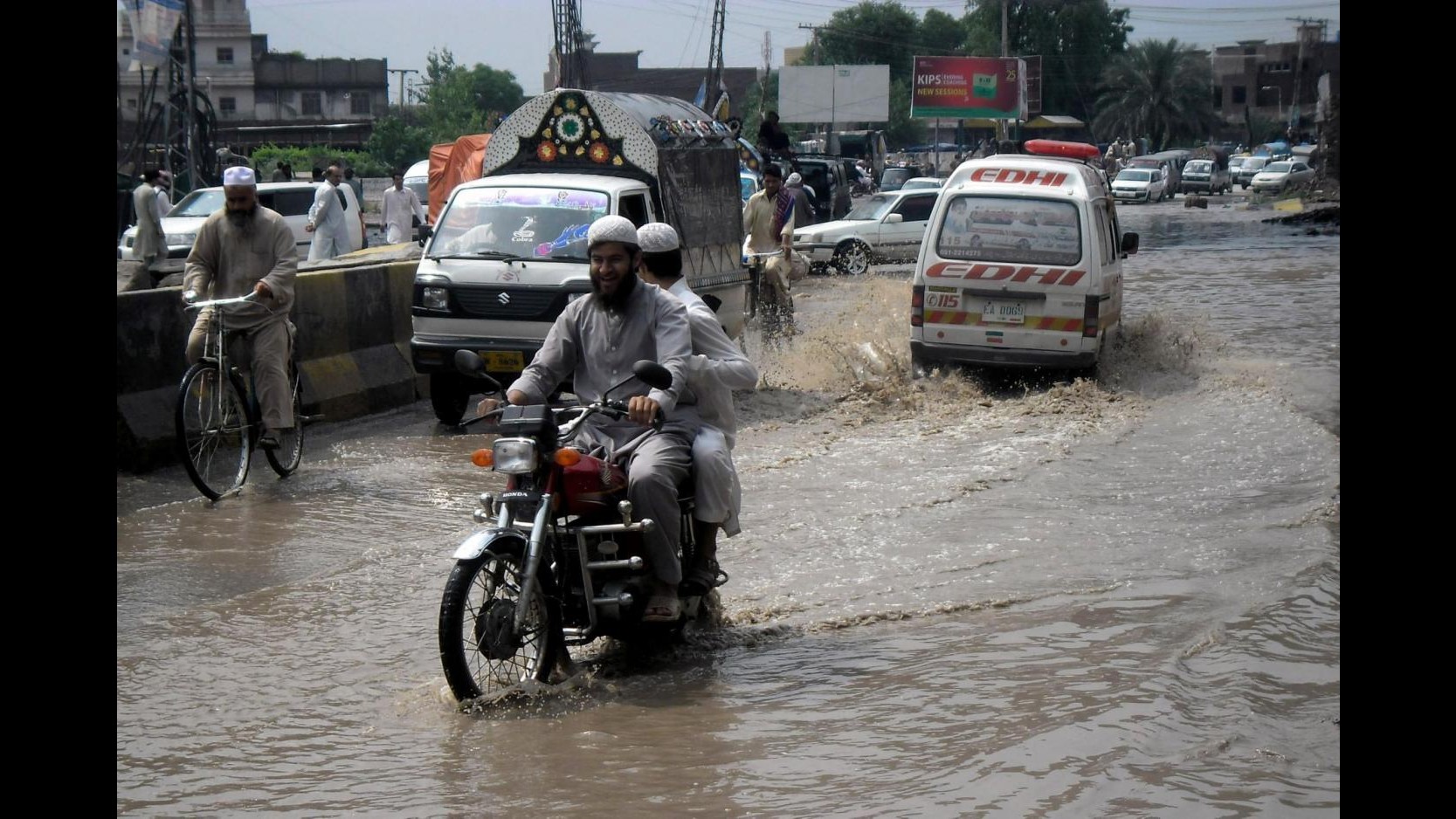 Pakistan, ‘mini-ciclone’ in zona Peshawar: 45 morti