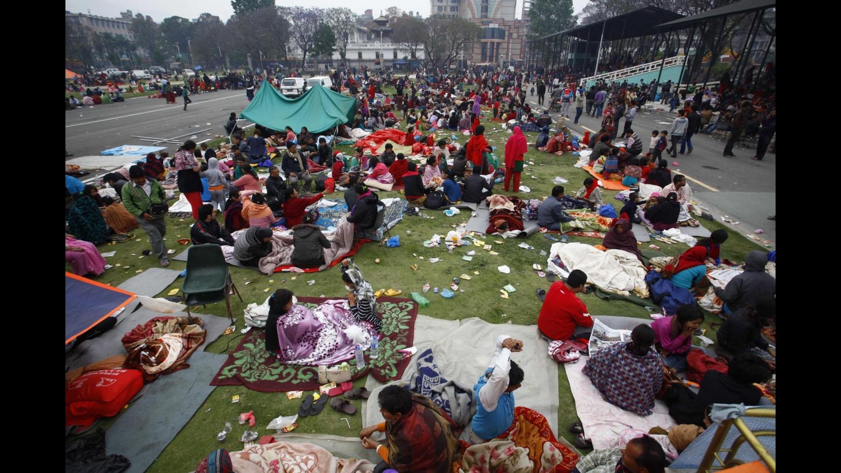 Sisma Nepal, oltre 3.300 morti. Nuova notte all’aperto e la pioggia complica le cose