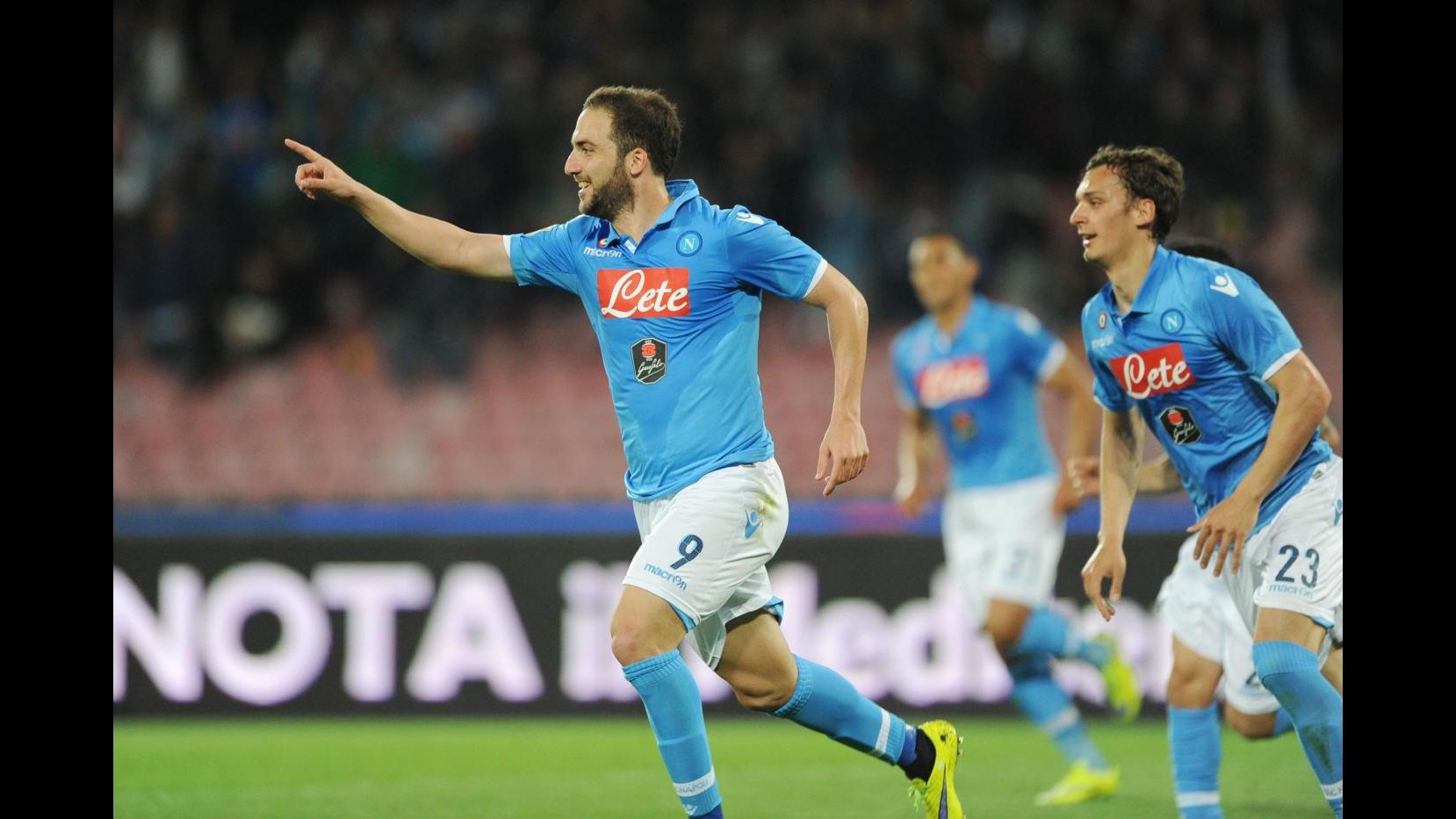 Serie A, Napoli travolge Samp 4-2 con super Higuain e mette Roma e Lazio nel mirino