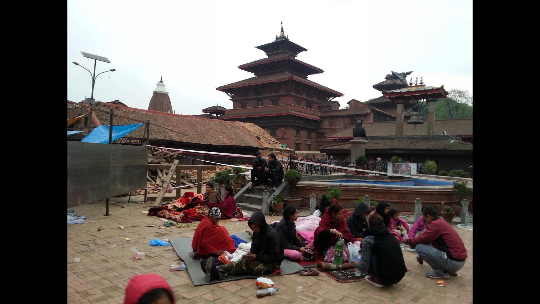Sisma Nepal, oltre 2.500 morti. Nuova scossa e altre valanghe sull’Everest
