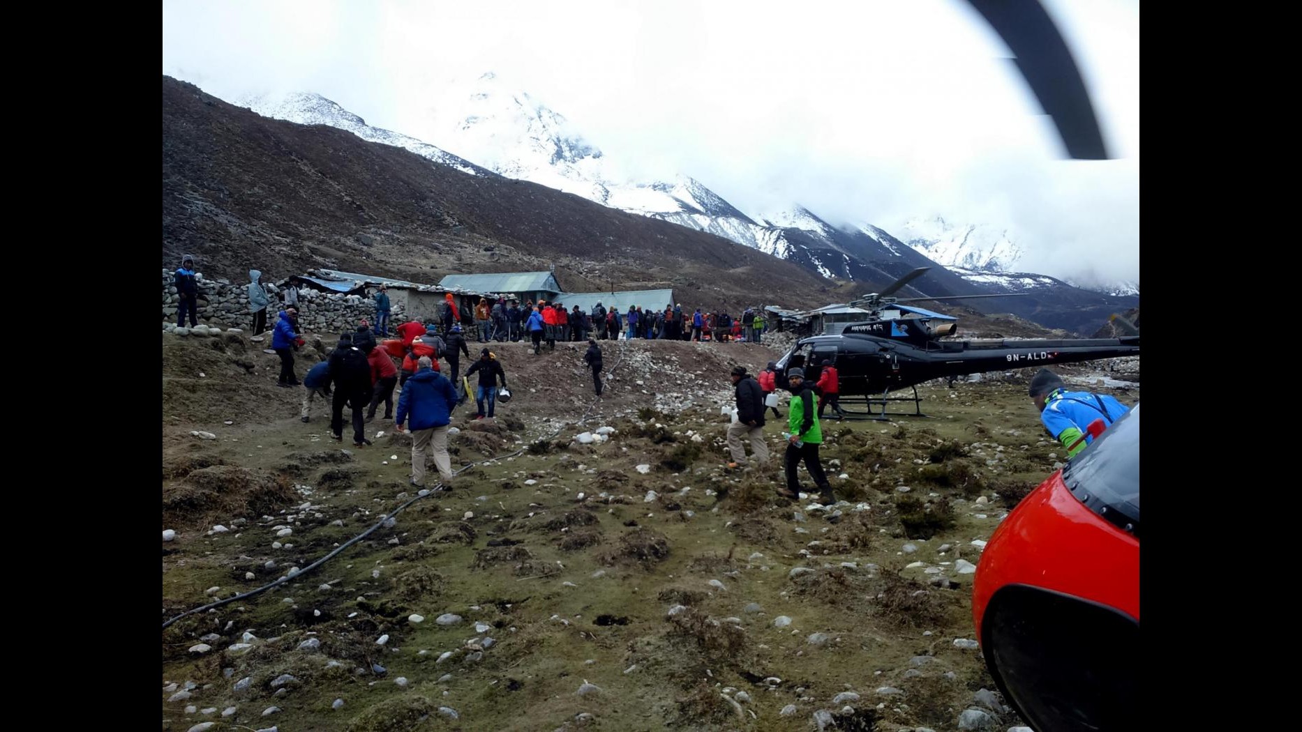 Sisma Nepal, valanga sull’Everest: 22 morti e 217 dispersi