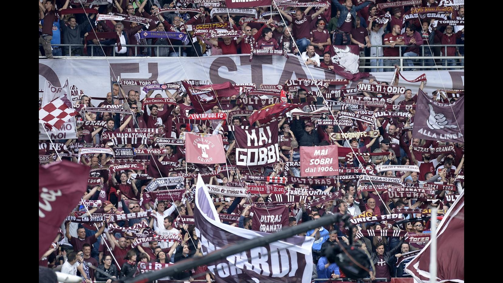 Calcio, bomba carta durante derby Toro-Juve: 9 feriti e 5 arresti. Sassi contro bus bianconero