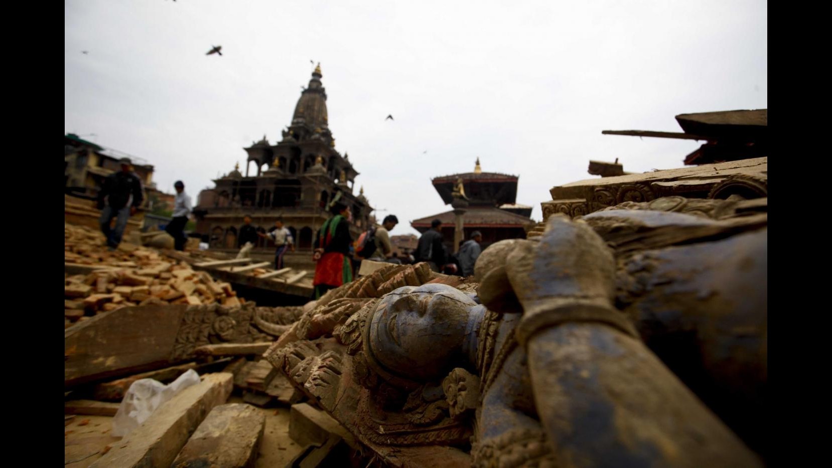 Sisma Nepal, oltre 2.200 i mortiAltra scossa 6.7, nuove valanghe sull’Everest