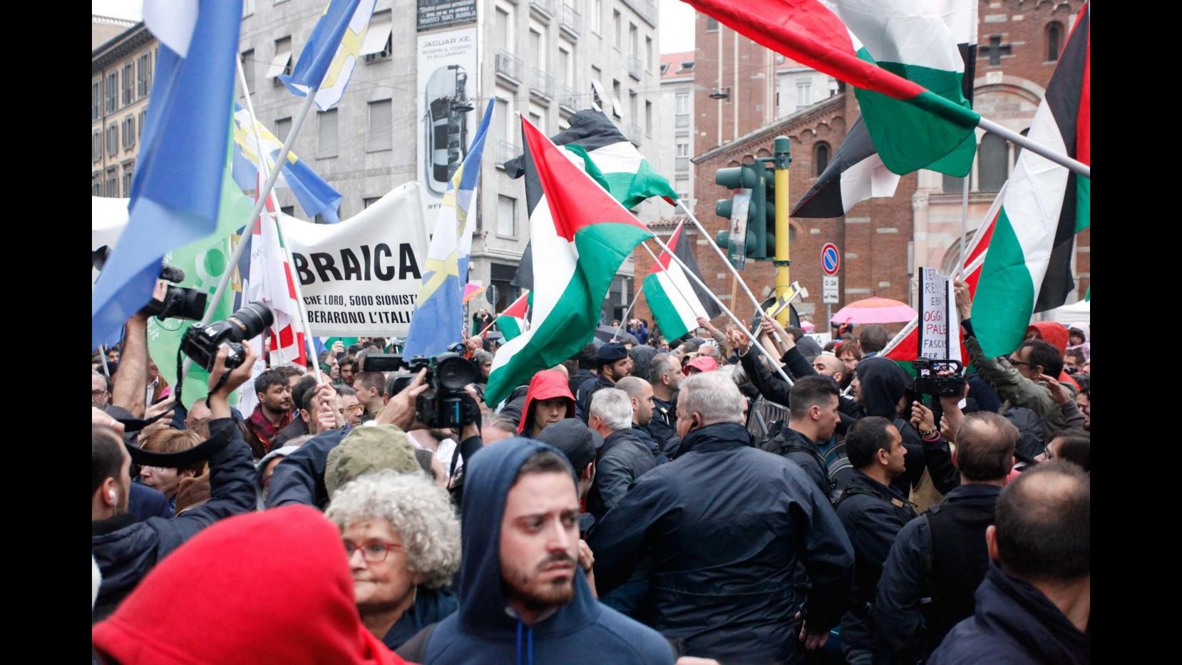 Liberazione, Brigata ebraica sfila al corteo a Milano: fischi e insulti