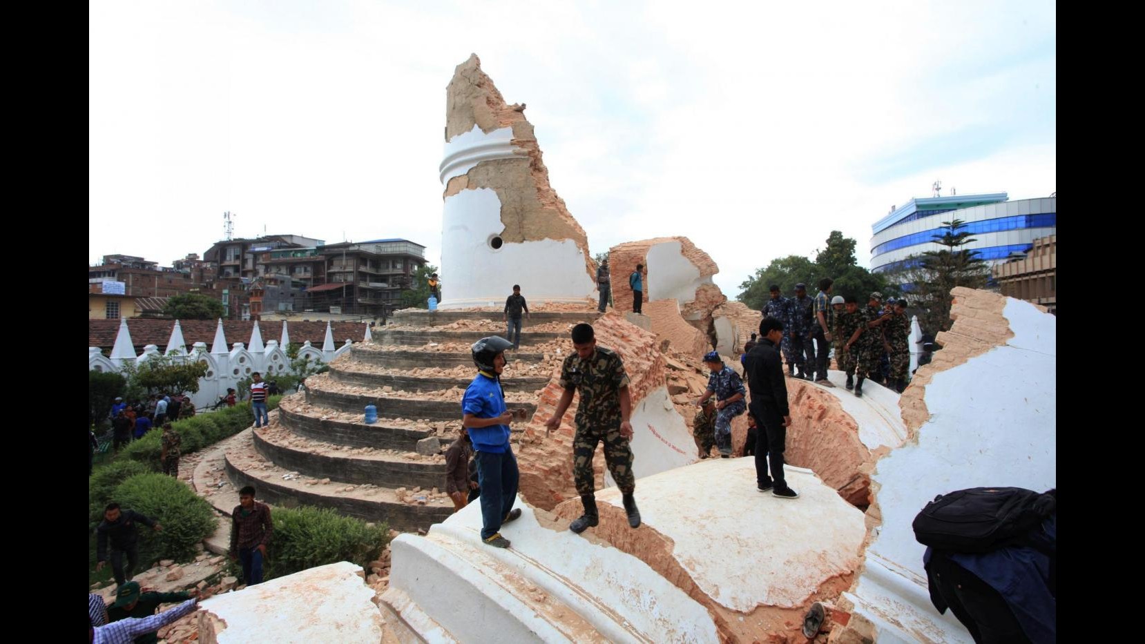 Forte sisma in Nepal: oltre 1.100 mortiCade torre Unesco, valanga sull’Everest