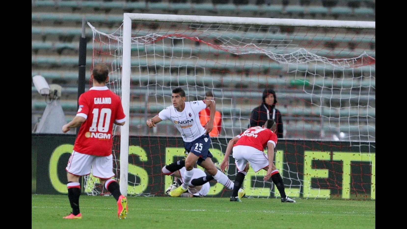 Serie B, Bari-Bologna 1-1 nel secondo anticipo: Masina e Caputo in gol e quattro rossi