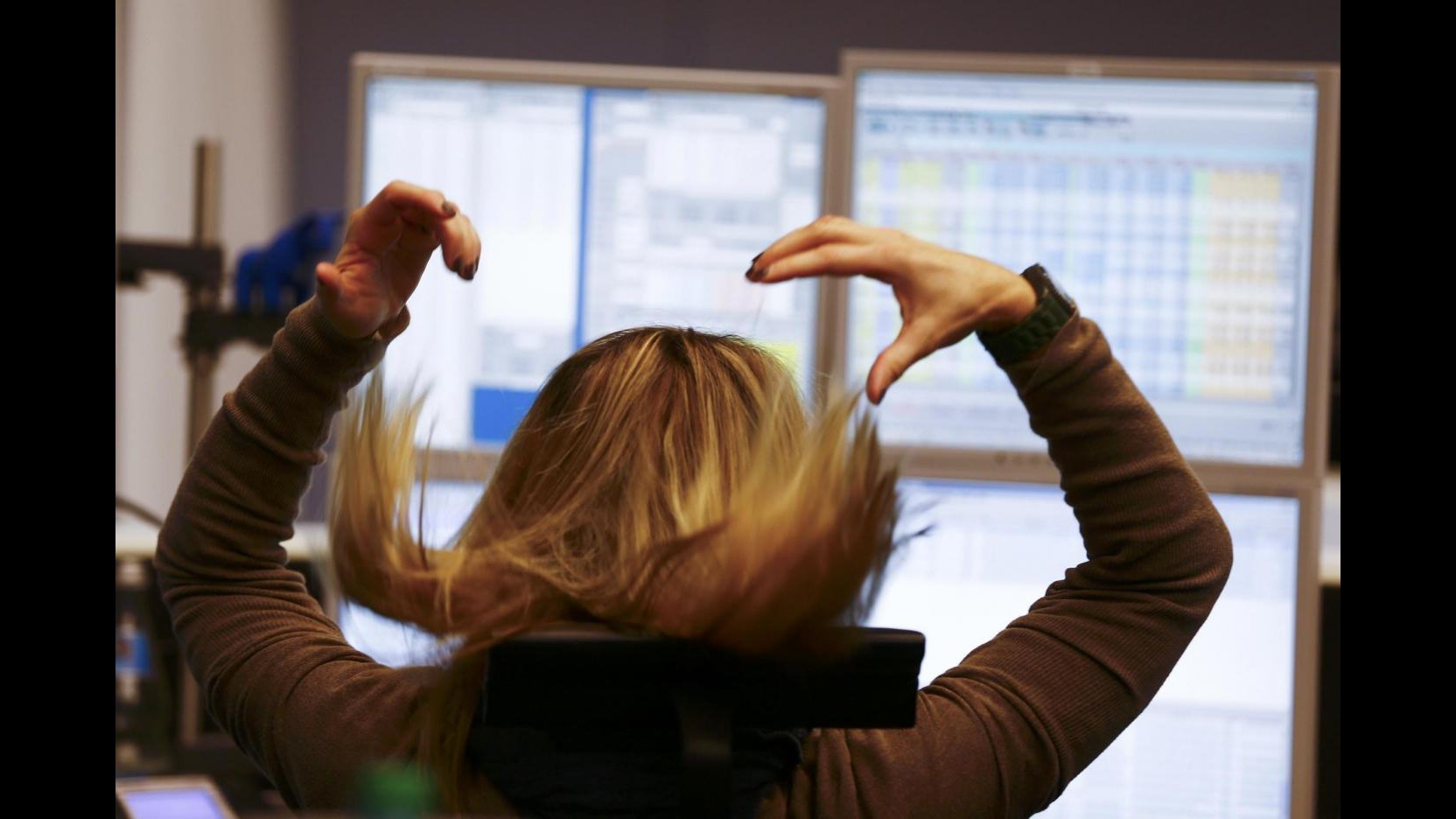 Borsa, Milano chiude in cauto rialzo, acquisti su banche