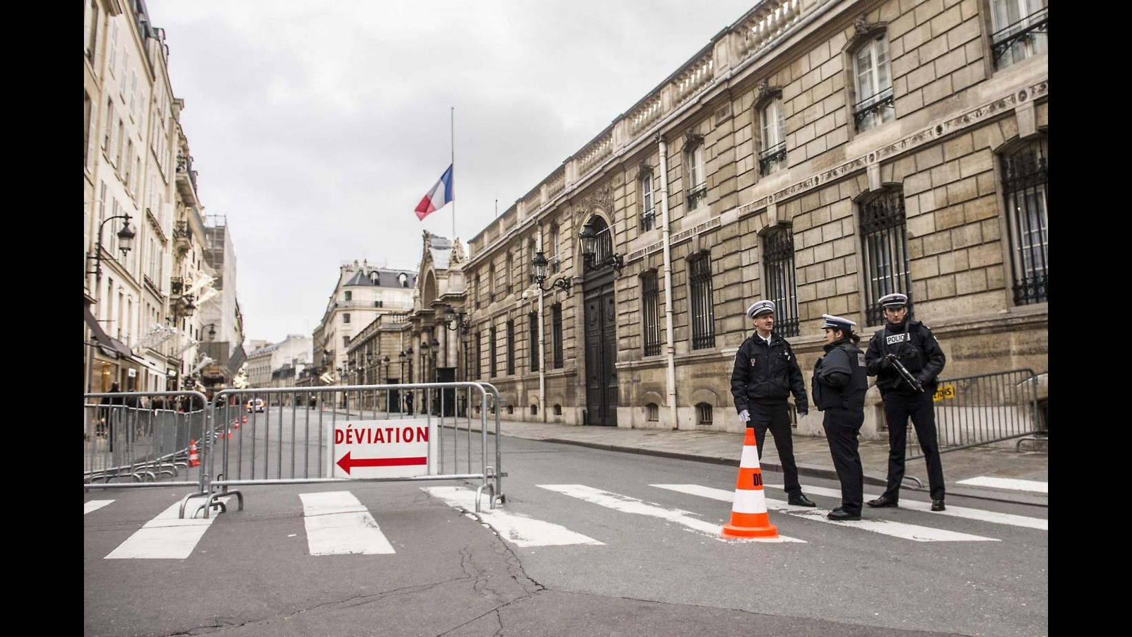 Francia, sventato attacco imminente a chiese di Parigi. Arrestato 24enne armato