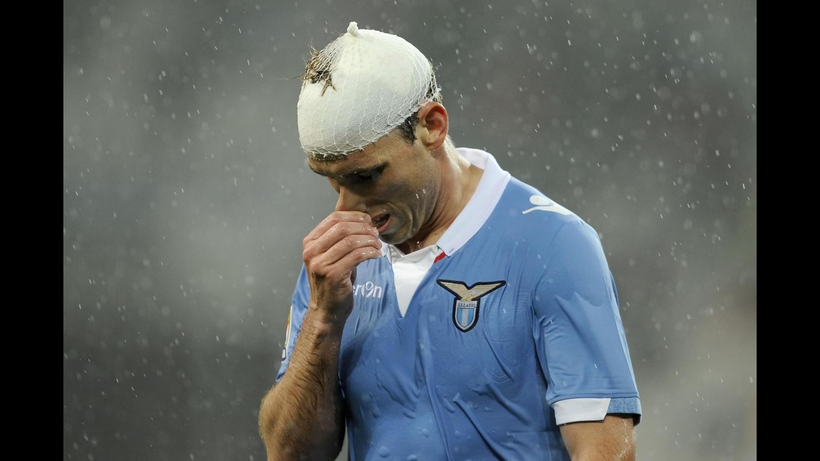 Calcio, Lazio: almeno tre settimane di stop per Biglia, Radu ok