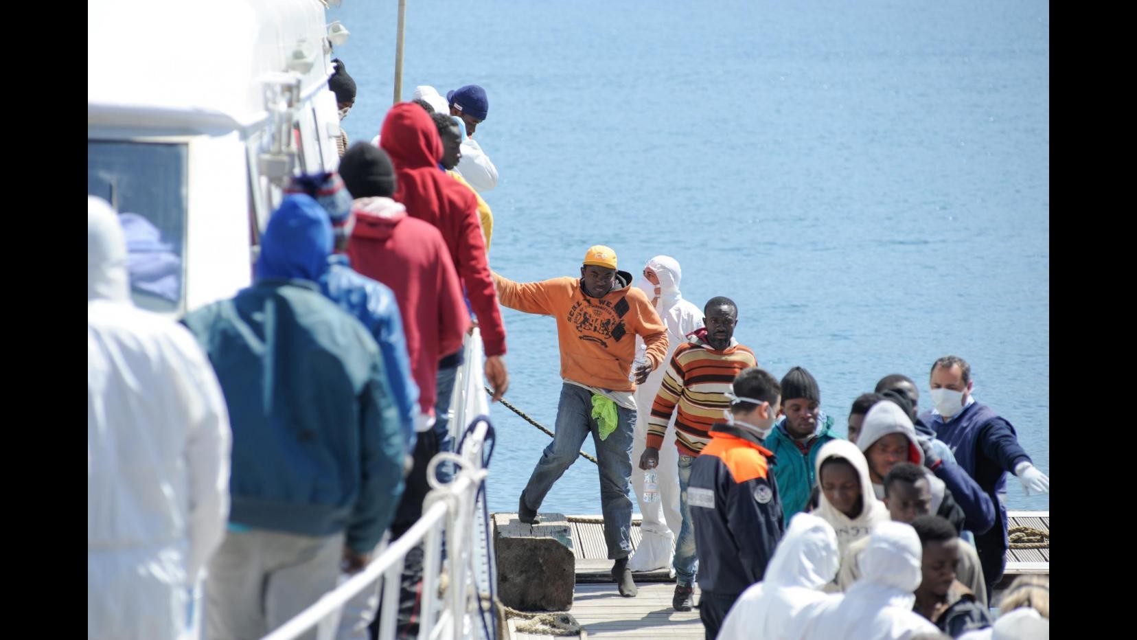 Sbarchi, i pm: Sul barcone 850 migranti. Superstiti parlano di collisione con mercantile