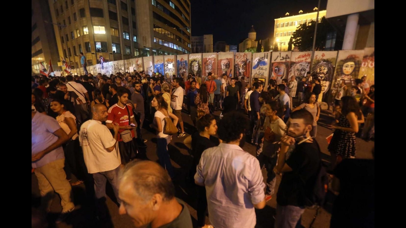 Libano, proteste a Beirut su raccolta rifiuti: 2 feriti in scontri