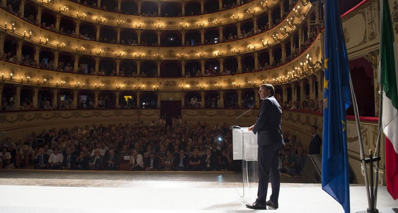 Pesaro, premier contestato a uscita teatro dopo intervento