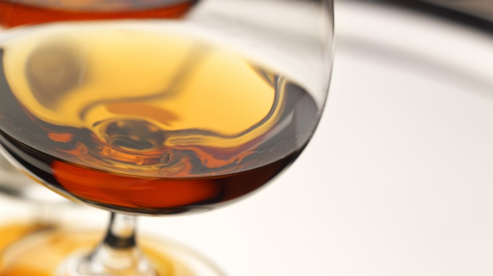 Non può portare il cognac sull’aereo: passeggera beve intera bottiglia