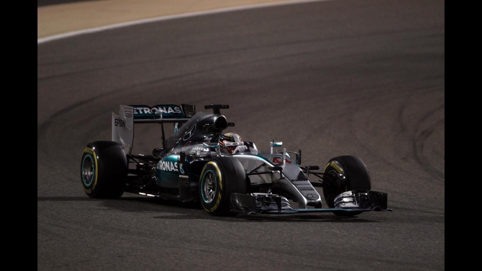 F1, Gp Bahrain: Hamilton trionfa, Raikkonen torna sul podio. Vettel è quinto