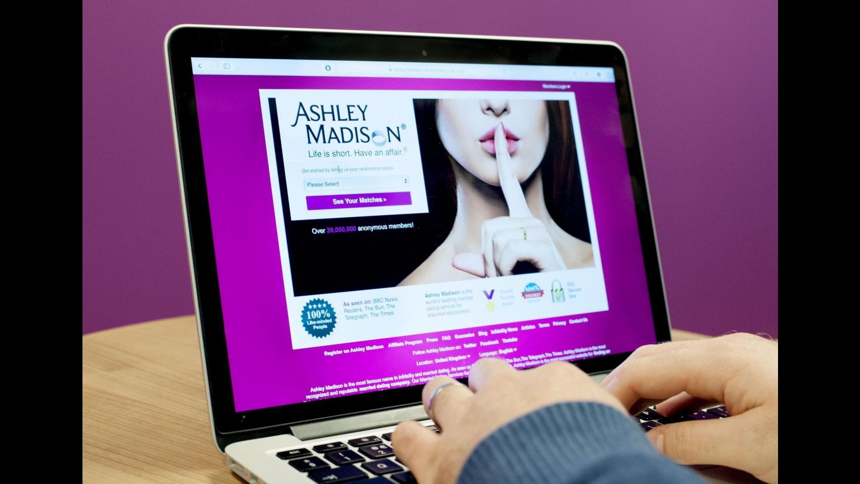 Attacco hacker Ashley Madison: 2 suicidi dopo diffusione dati