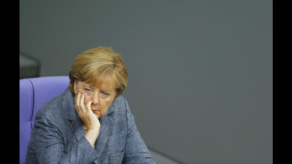 Merkel: La violenza contro i rifugiati è inaccettabile, tutta Ue applichi diritto d’asilo