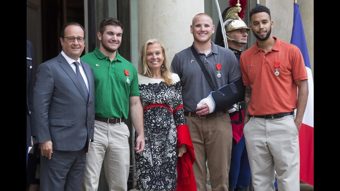 Hollande riceve e premia gli “eroi” del treno Amsterdam-Parigi con la Legion d’Onore