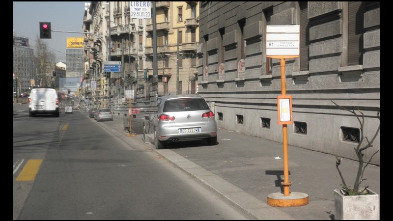 Invalido in carrozzina rapinato alla fermata del bus a Milano