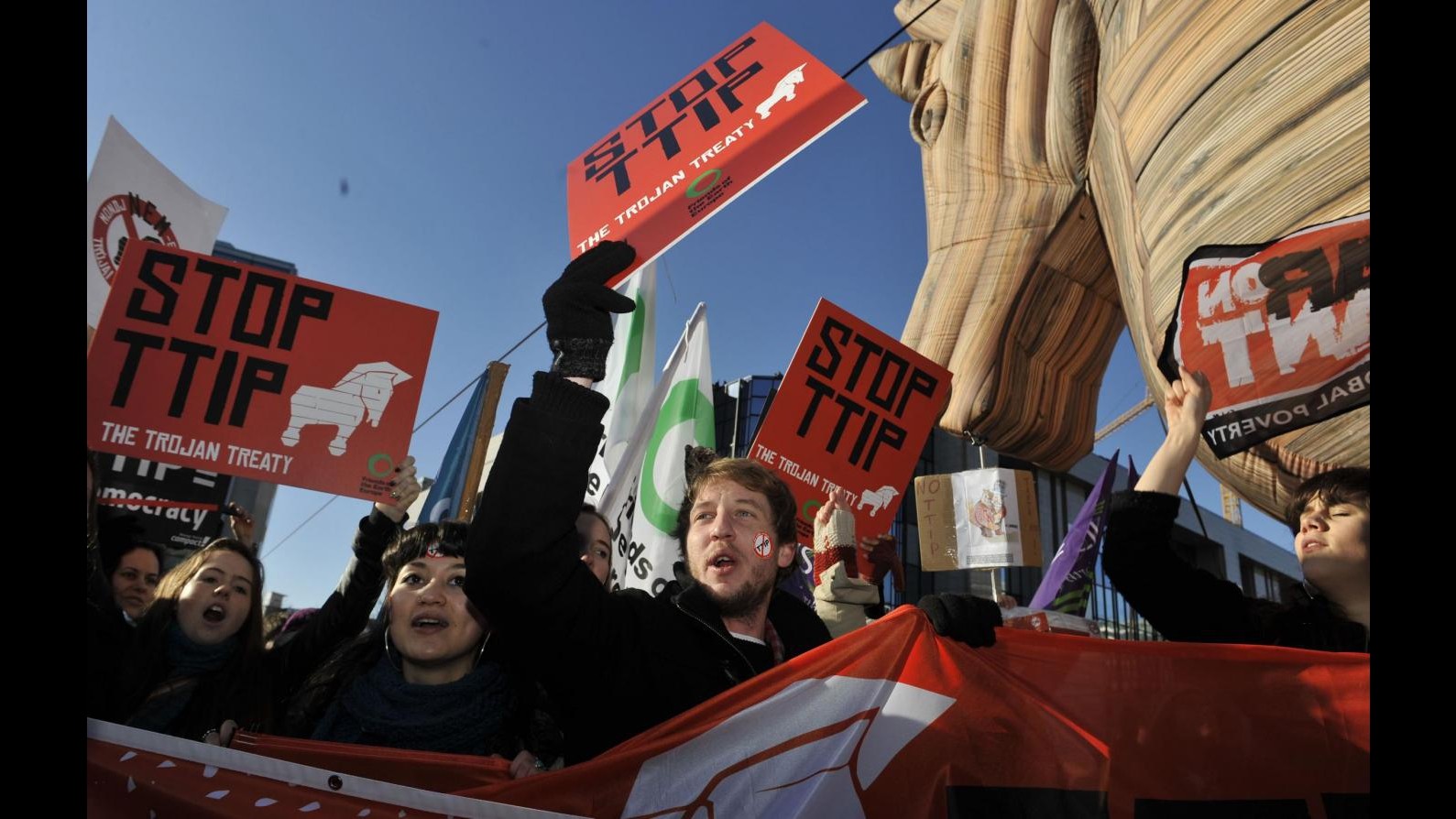 Migliaia sfilano a Bruxelles contro accordo Ttip fra Usa e Ue
