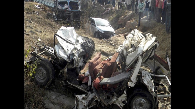 India, schianto camion-treno all’altezza di un  passaggio a livello: 6 morti, 20 feriti