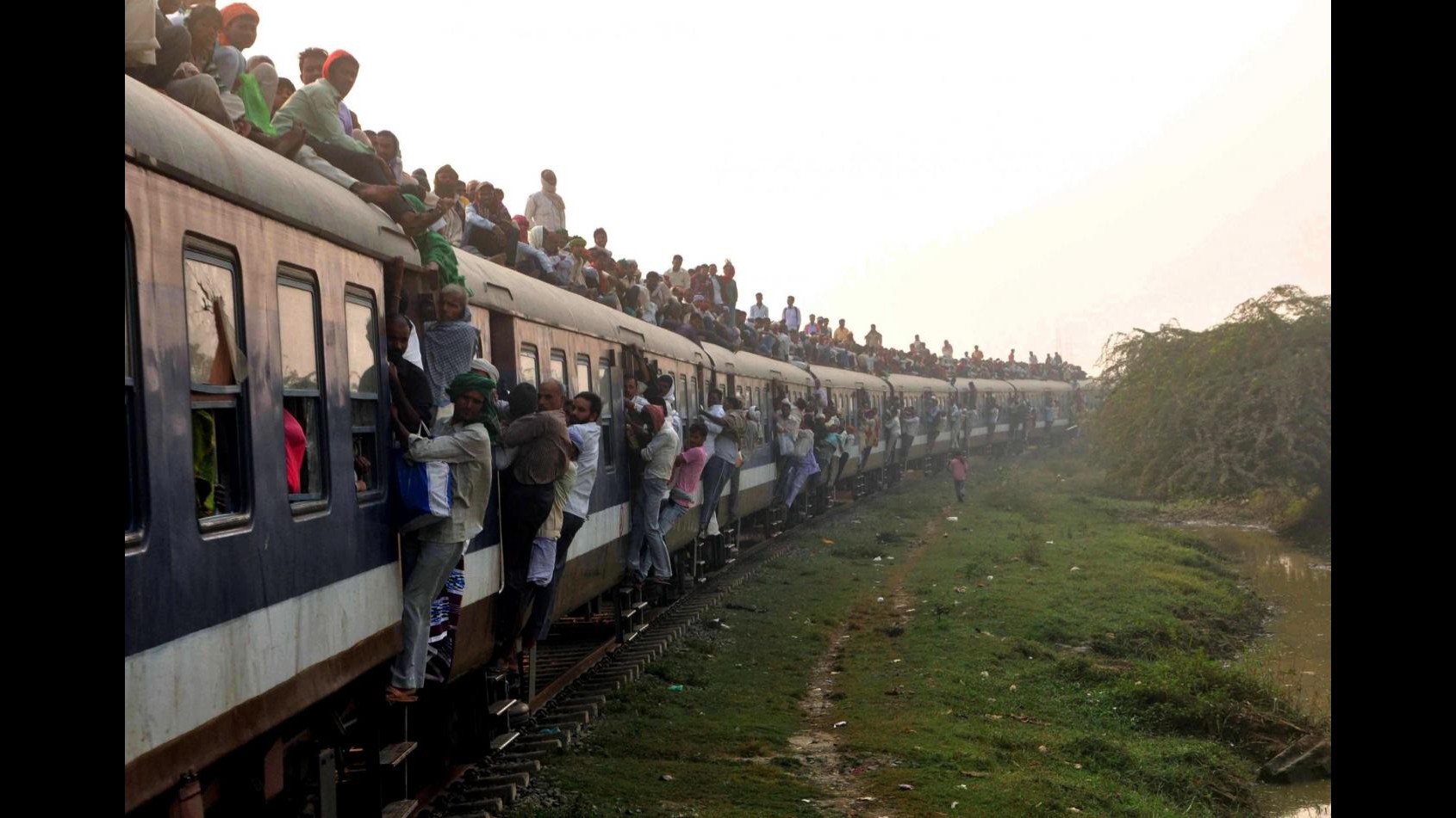India, schianto camion-treno a passaggio a livello: 6 morti, 20 feriti