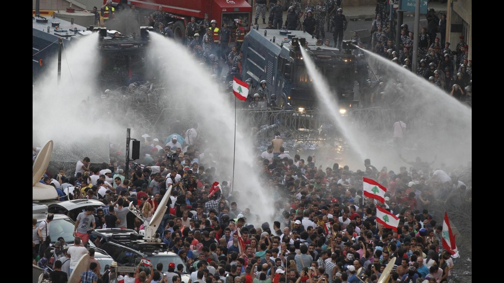 Libano, proteste anti-governo a Beirut: 70 feriti e un poliziotto in gravi condizioni