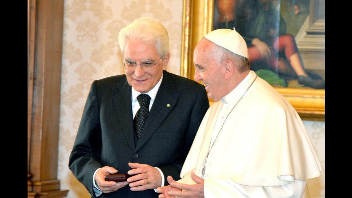 Papa: Disoccupazione giovani grido di dolore. Mattarella: Rischia di inghiottire futuro