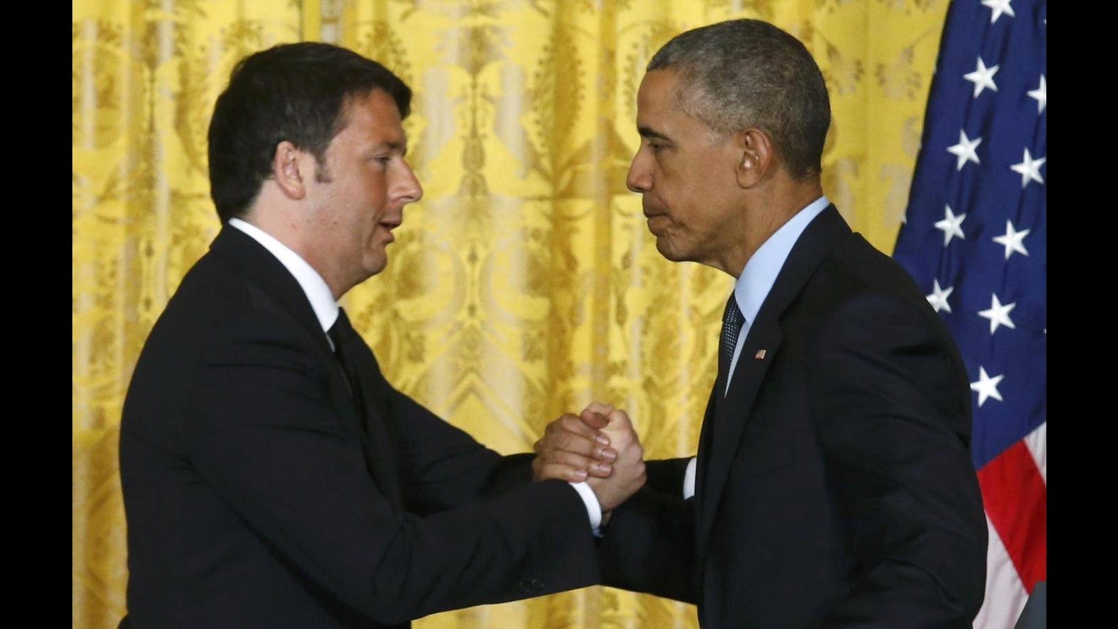 Obama: Renzi voce guida in Europa. Abbraccio tra i due leader