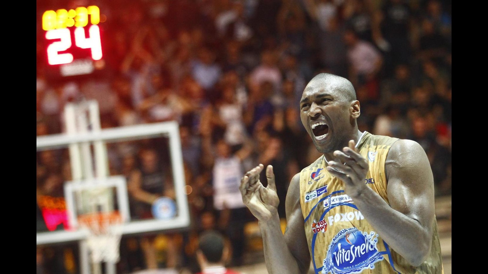 Basket, Serie A: Cantù ferma la corsa di Milano 83-64 nel derby e punta ai playoff