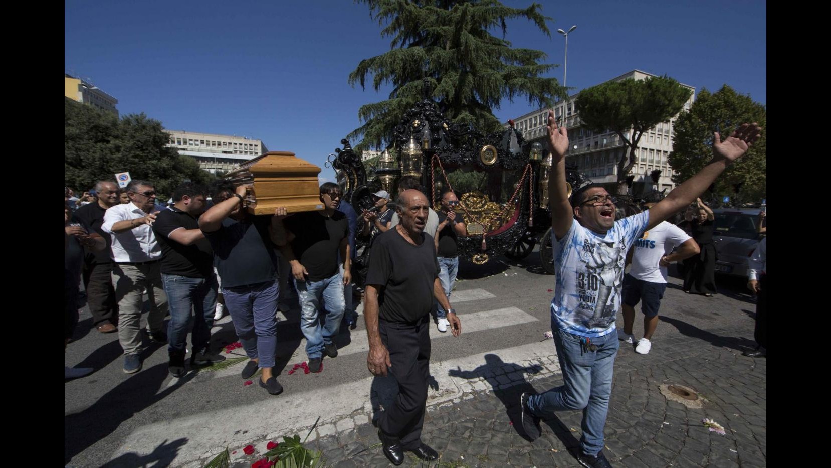 Casamonica, relazione al Viminale: lunedì verità. Osservatorio Romano: Scandaloso