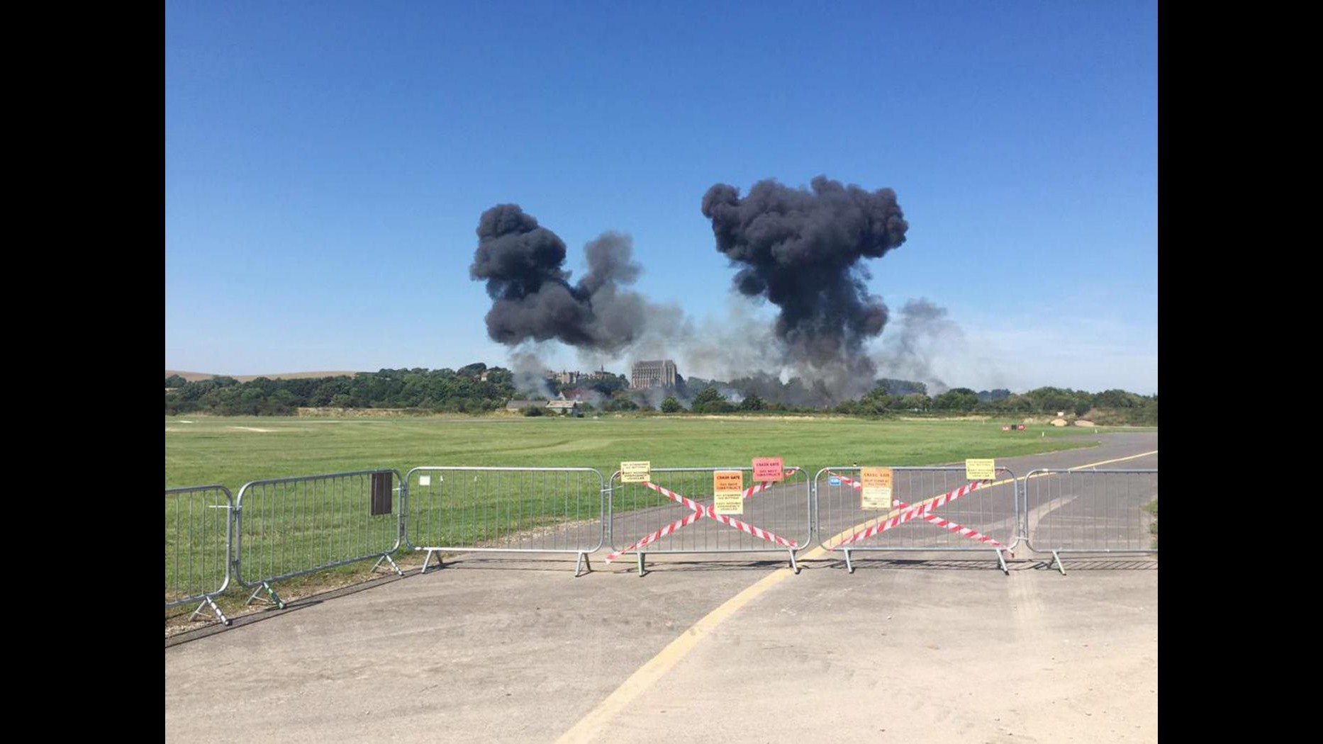Regno Unito, jet precipita su autostrada durante esibizione: 7 morti, pilota ferito