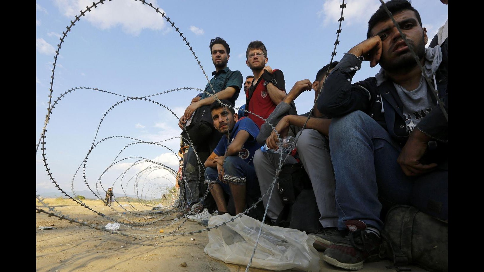 Migranti, soccorsi 2mila alla deriva Libia In Macedonia scontri tra polizia e profughi