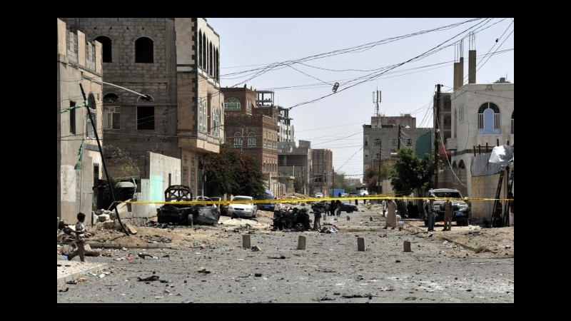 Raid aerei in Yemen hanno ucciso 65 civili. Msf: La gente muore in strada